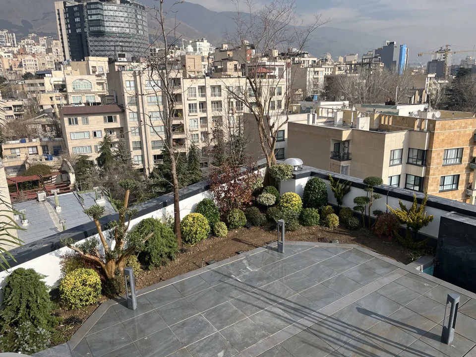 باغچهٔ پیرامونی تراس با چشم‌انداز شهر